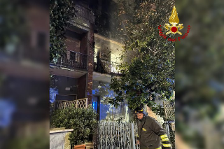 Appartamento a fuoco nella notte, palazzina evacuata a Pesaro